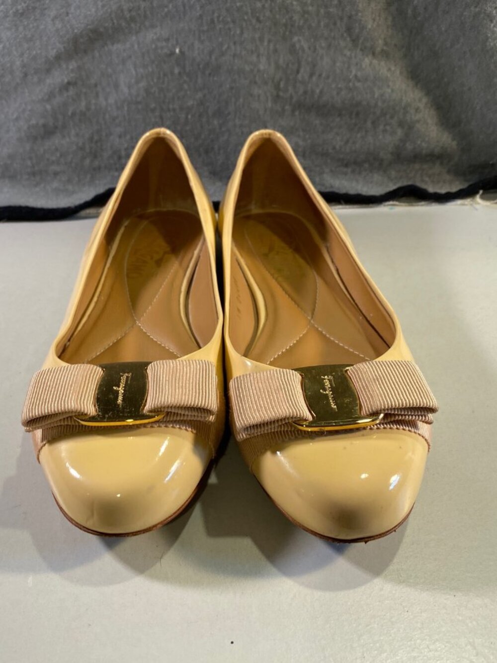 Ferragamo Varina Patent Leather Ballet Flats Nude Beige Bow 6M
